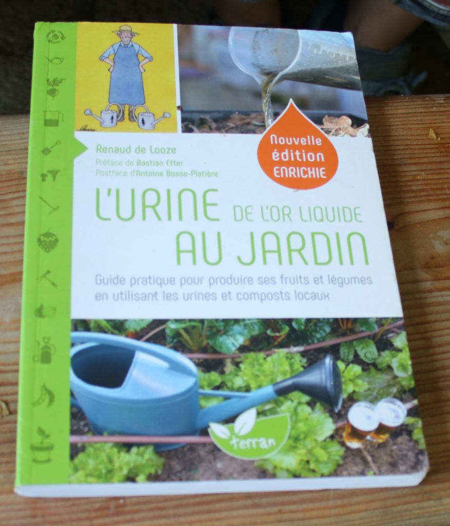 L'’urine au jardin Ecrit par un pépiniériste informe sur la dilution, la fréquence (photo 26) terran -or-liquide-jardin-de-looze-livre-editions-terran.html#:~:text=de%20Looze%20Renaud&text=Le%20recyclage%20de%20l'urine,v%C3%A9g%C3%A9taux%20et%20%C3%A0%20la%20biodiversit%C3%A9.